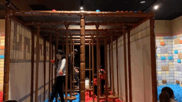 迷宫探险家，在光影交错中寻找未知的勇气