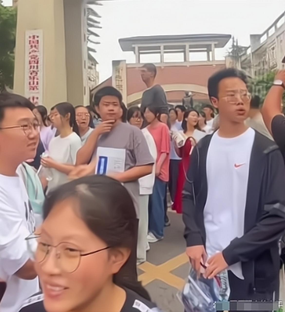 考场上的巨人梦想，2米36高考生的挑战与坚持高考考场多远不能施工