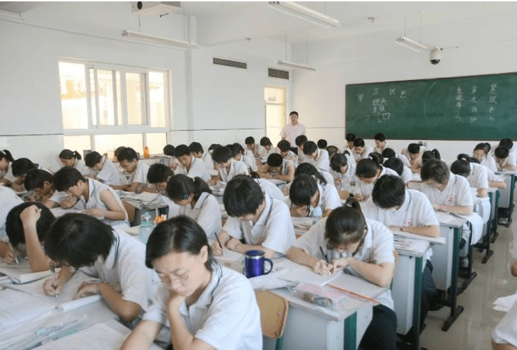 考场上的巨人 记2米3高考生的不凡之旅考场现2米23高考生比姚明高吗